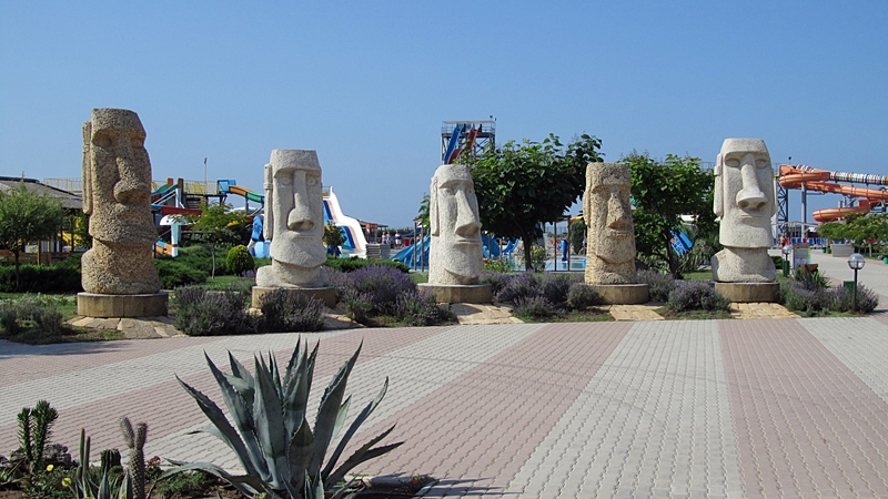 Статуи в аквапарке Евпатории