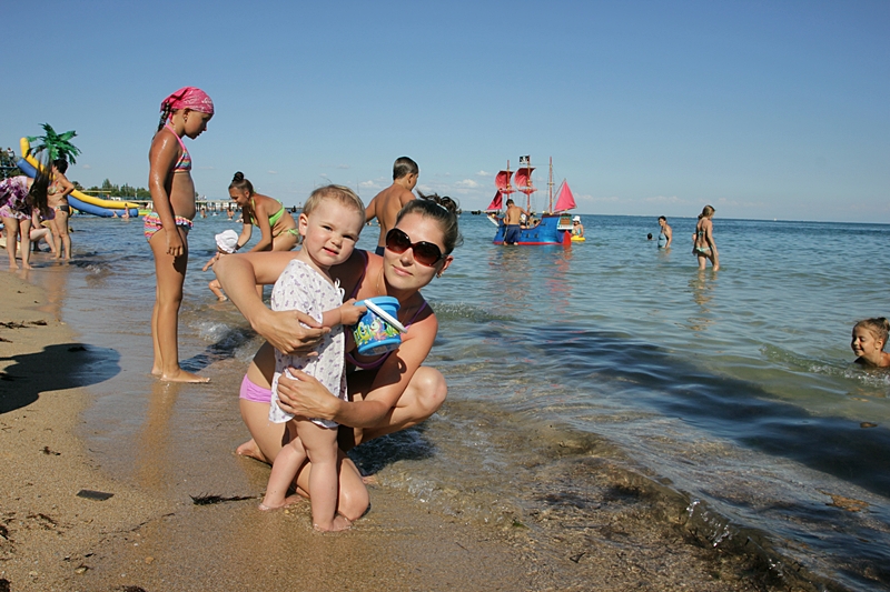 Отдых с детьми на пляже в Евпатории